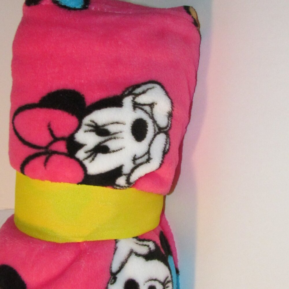 Disney Bright Pink Minnie Mouse Reversible Fleece Throw NWT